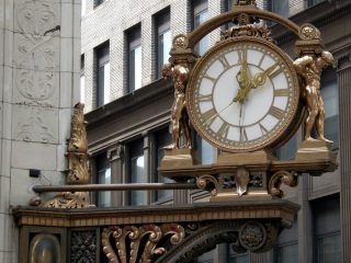 En algunos relojes las 16:00h se escribe IV y en otros IIII