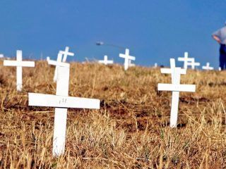 Trabajadores negros sin tierras, granjeros blancos asesinados: tensión en Sudáfrica